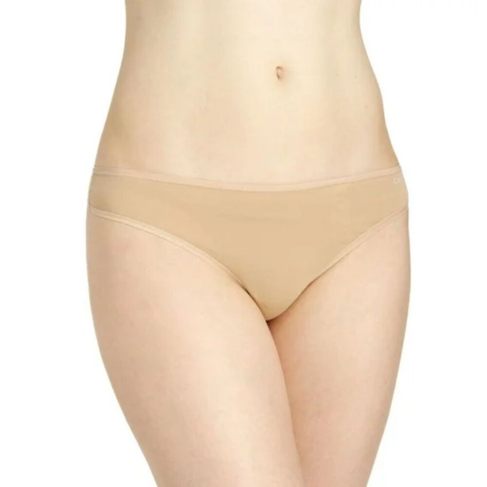 Calvin Klein Women's Form Cotton Thong - M